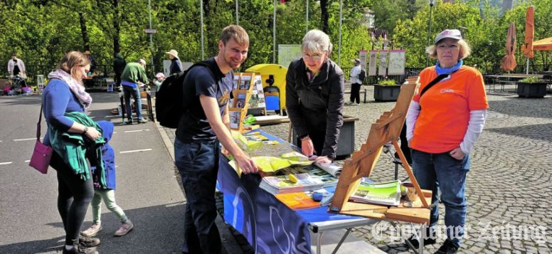 Der ADFC informierte beim Flohmarkt über Rad- und Wanderwege der Umgebung.Foto: Caren Lewins.ky