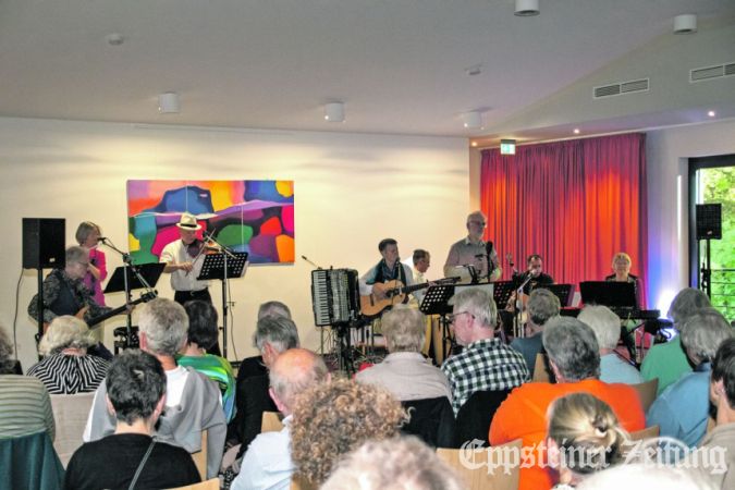 Karizma beim gut besuchten Benefizkonzert im Saal der Musikschule.Foto: Jonas Schönian