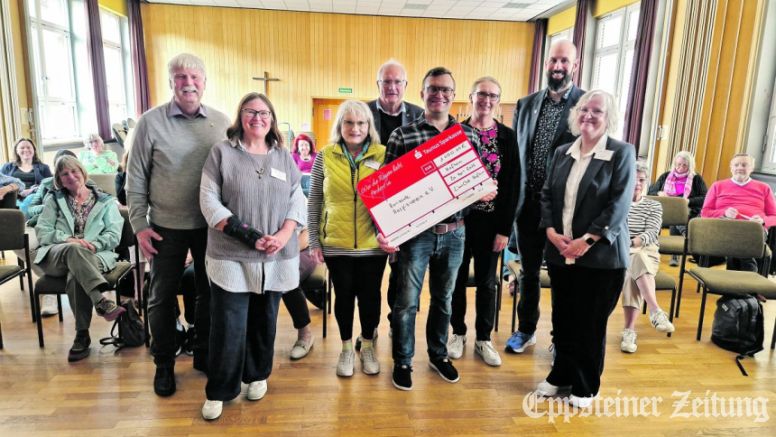 Lions Club Hofheim übergibt Scheck an Horizonte Hospizverein (v.l.): Wolfgang Exner, Ursula Büchi, Angelika Peters, Walter Engelmann, Oliver Grunert (amtierender Präsident), Gisela Stang, Daniel Weiß und Christina Krasa.Foto: privat