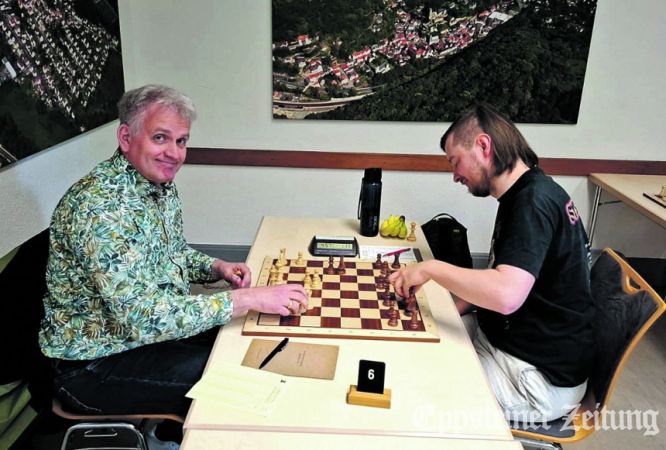 Erich Zweschper (li.) von der ersten Mannschaft der Schachvereinigung EppsteinFoto: privat