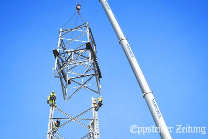 Montage einer Masterhöhung für eine Gleichstromtrasse. Foto: www.amprion.net