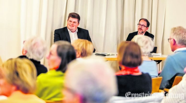 Johannes Volkmann spricht mit Moderator Philipp Heinz über „Gott und die Welt“ und ganz besonders über politischen Mut.Foto: Ulrich Häfner