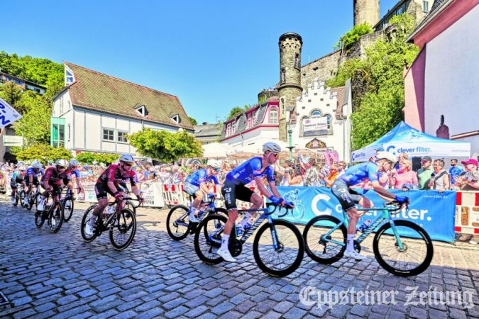 Das Verlagshaus der Eppsteiner Zeitung, das Alte Rathaus, war auch dieses Jahr Kulisse für den Radklassiker Eschborn-Frankfurt und das Streckenfest in Eppstein.Foto: Walter Adler/adler-photoart.de