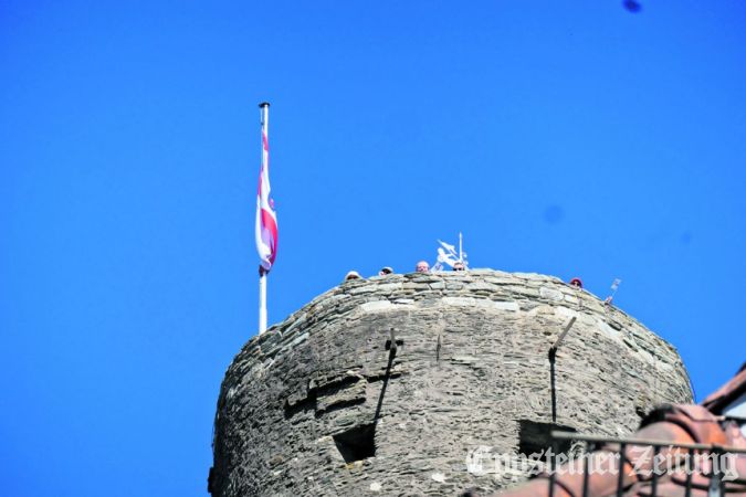 Schaulustige blicken am 1. Mai über die Balustrade des Bergfrieds, während die Rad-Profis durch die Altstadt rauschen. Von dort oben hat die Stadtwache jahrzehntelang zum Abschluss des Weihnachtsmarktes die Burg bengalisch beleuchtet. Foto: Beate Schuchard-Palmert