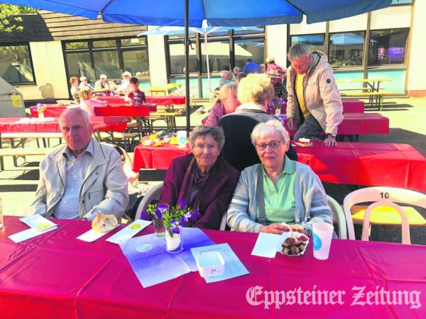 Das Ehepaar Krause und Gisela Strahlendorf gehörten zu den ersten Gästen beim Radrenn-Frühschoppen des Sängerbunds. Später füllten sich die Bänke schnell.Foto: Julia Palmert
