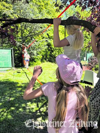 Andrang herrschte nicht nur am Ballschul-Parcours des TC 71 Bremthal. Bei den Kids besonders beliebt: Die Slagline.Foto: privat