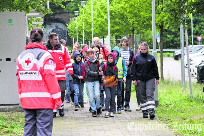 Die Schüler Neven und Jakob (beide 9 Jahre) tragen die Solferino-Fackel am Bahnhof.