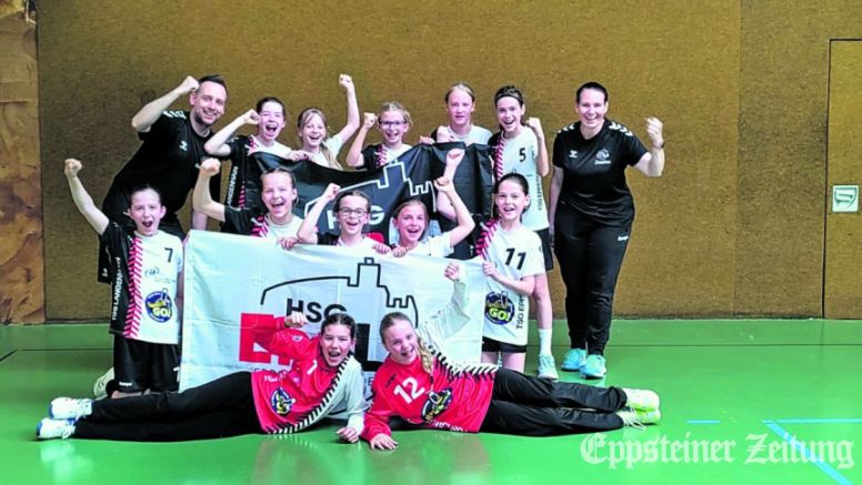 Fünf Spiele, fünf Siege – die Mädchen der D-Jugend feiern mit ihren Trainern Sebastian Kirst (hinten links) und Jessica Wagner (r.) den Einzug in die Bezirksoberliga.Foto: privat