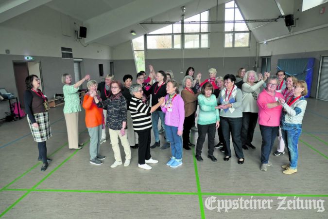 Sie nennen sich die „Tanzfreu(n)de“ und lieben die wöchentlichen Tanzstunden mit Jutta Eichhorn (li.) in der Dattenbachhalle.Foto: Beate Schuchard-Palmert