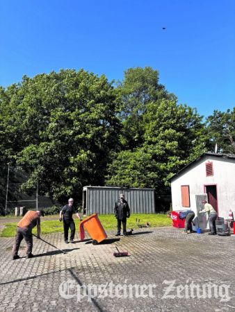 Der Platz am Sportlerheim des TuS wird herausgeputzt.
Foto: privat