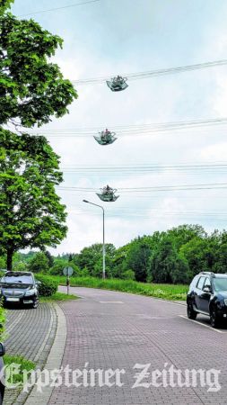 Vorbereitungen für die Masterhöhung an der Hochspannungsleitung am Hessenring. Das Foto schickte uns ein Anwohner am 6. Mai.
Foto: privat