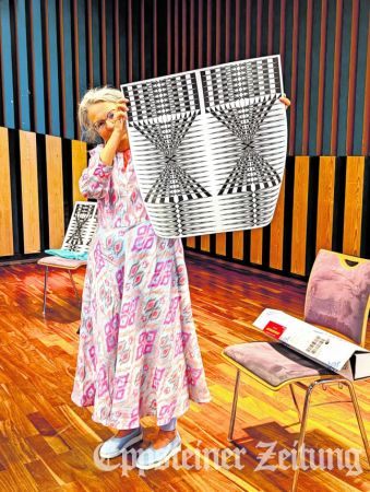 Informatikerin Heidi Daudistel zeigt das Bild des 32 x 32 magischen Quadrats.Foto: privat