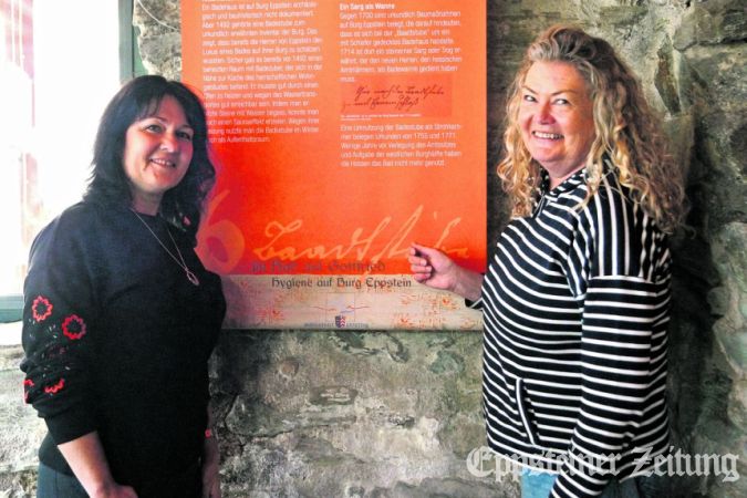 Alla Serhiieva (li.) und Monika Rohde-Reith präsentieren eines der Ausstellungsbanner.