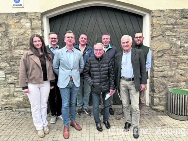 Der neue Ortsbeirat Niederjosbach (v.li.): Charlotte Sehr, Klaus Christian Stöckel, Christoph Striedter, Michael Dörr, Friedhelm Fischer, Patrick Gruß, Gerhard Fonzen und Steffen Dittmar. Es fehlt Pascal Wölfle.
Foto: Beate Schuchard-Palmert