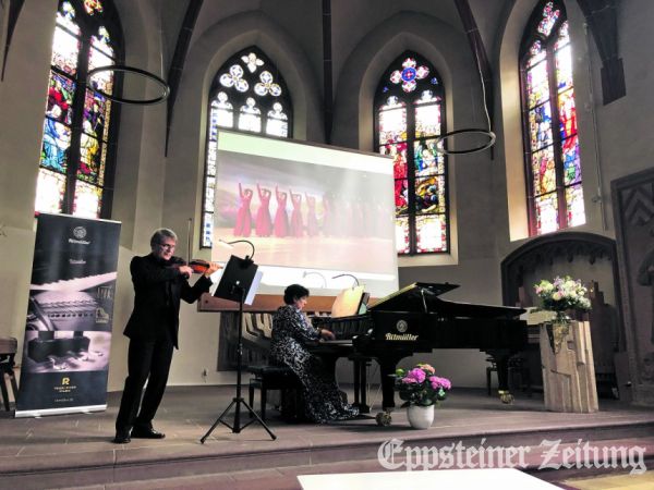 Das Calliope-Duo. Artashes und Sarah Stamboltsyan entführte seine Zuhörer auf eine musikalische und virtuelle Reise nach Armenien.Fotos: Julia Palmert