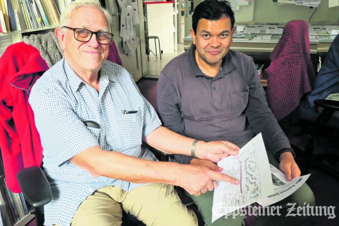 Die Australier Michael Kramer und Sohn Peter interessieren sich für den Weg von der Waldallee bis zur Wiesbadener Straße. Foto: bpa