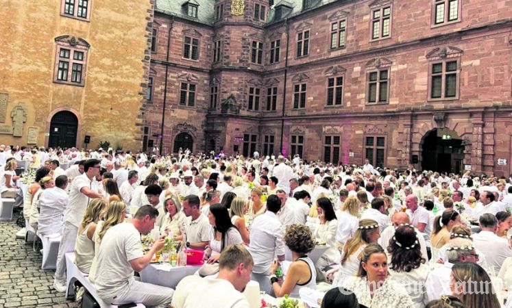 Diner en blanc im Innenhof von Schloss Johannisburg in Aschaffenburg.Foto: privat