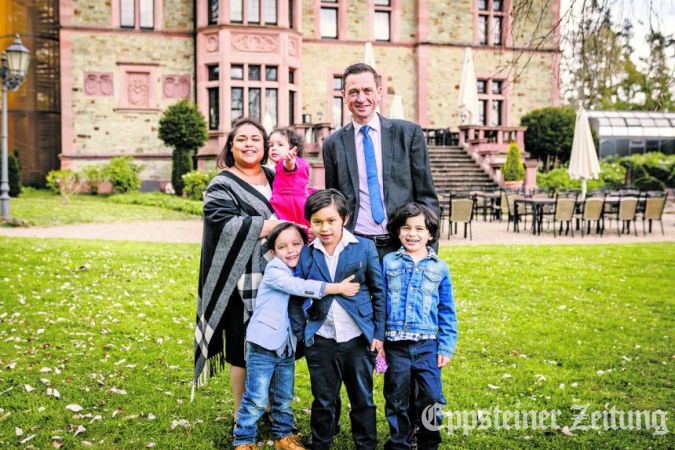 Kira und Michael Biehal leiten das Schlosshotel Rettershof. Das Familienfoto zeigt das Paar vor dem Hotel mit den Kindern Ilsa (3), (vorne v.l.) Anton (6), Ludwig (8) und Moritz (6).
Foto: Miriam Castle-Weiss Fotografie