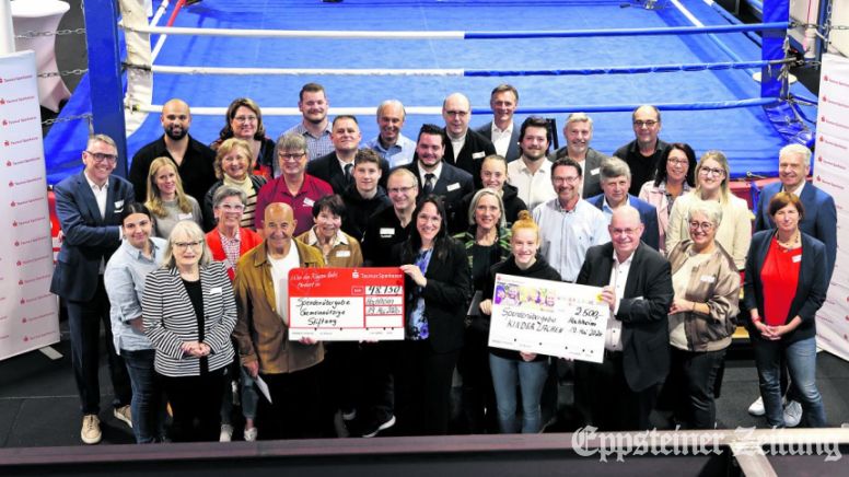 Landrat Michael Cyriax, Verwaltungsratsvorsitzender der Taunus Sparkasse (ganz rechts), und Markus Franz, Mitglied des Vorstands der Taunus Sparkasse (ganz links), übergeben Spenden der Gemeinnützigen Stiftung an Vereine aus dem Main-Taunus-Kreis.Foto: MTK-Pressestelle