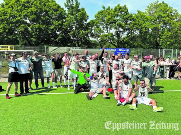 Fußballer und Fans des TuS jubeln über die vorzeitige Meisterschaft.Foto: privat