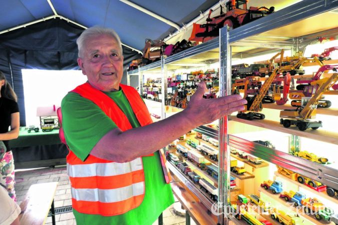 Siggi Düben (73) sammelt seit seiner Jugend Modellfahrzeuge.Foto: Julia Palmert