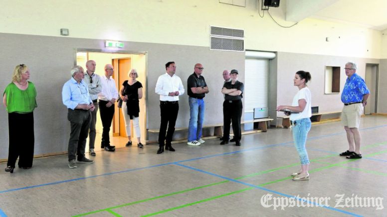 Eppsteins neuer Magistrat informiert sich bei Bauamtsleiterin Stefanie Münch (vorne) über die Modernisierungsarbeiten in der Dattenbachhalle Ehlhalten.Foto: Jochen Haupt