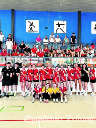 Spielerinnen, Trainer und Betreuer der B-Jugend der HSG EppLa feiern den Einzug in die Handball-Regionalliga.Foto: privat