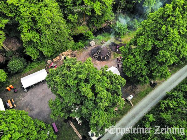 Der Kohlenmeiler fängt an zu qualmen, wenn dem Holz die Feuchtigkeit entzogen wird. Später ändert sich die Farbe des Rauchs.Foto: privat