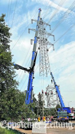Das neue, sieben Meter hohe Zwischenstück wird in den Mast eingefügt.
Foto: Joëlle Bouillon/Amprion