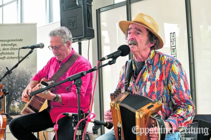 Gern gesehene Gäste in Emmaus: die Musiker Helt Oncale und Yannick Monot.Foto: privat