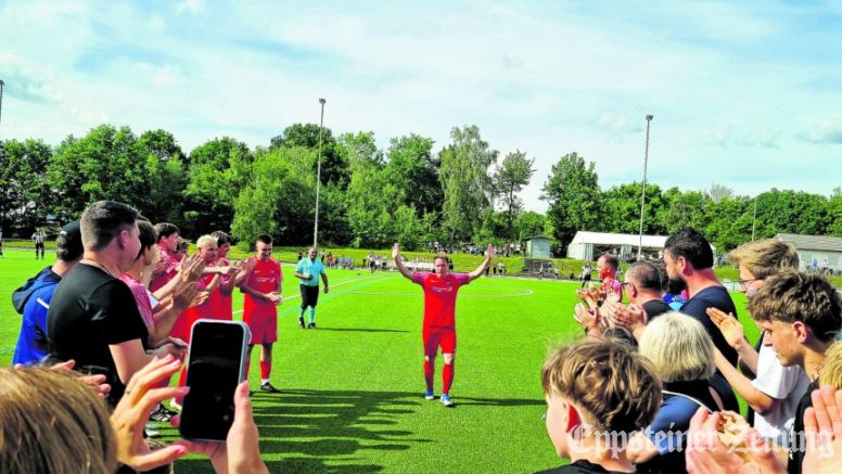 Bei der Auswechslung kurz vor Spielende verlässt Manuel Haas (Mitte) durch das Spalier seiner Mitspieler das Feld.Foto: privat