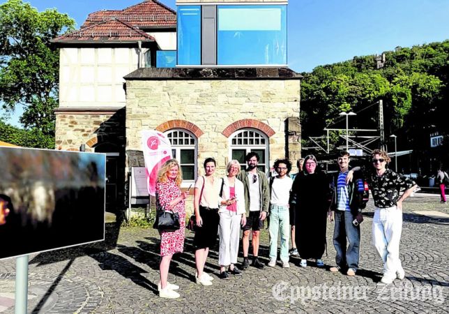 Mitten im Kunstwerk zum Gruppenfoto (v.lnr): Monika Rohde-Reith (Stadt Eppstein), Susanne Völker (Kulturfonds Frankfurt RheinMain), Andrea Sehr, Künstler Tomás Maglione, David Bachmann (WAVA), Christina Lutz (Kulturfonds), Dalwin Kryeziu und Ben Livne Weizman vom WAVA Kollektiv. Foto: Stadt Eppstein/Esther Fuchs