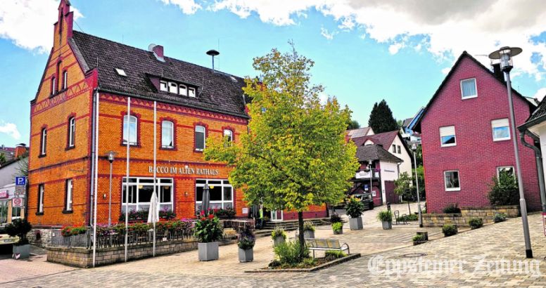 Blick über den Dorfplatz am Born auf die Alte Schule und das Heimatmuseum Bremthal.Foto: Stadt Eppstein