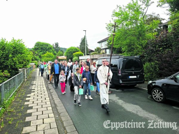 In einer feierlichen Prozession zogen Eppsteins Katholiken an Fronleichnam durch Vockenhausen.Fotos: privat