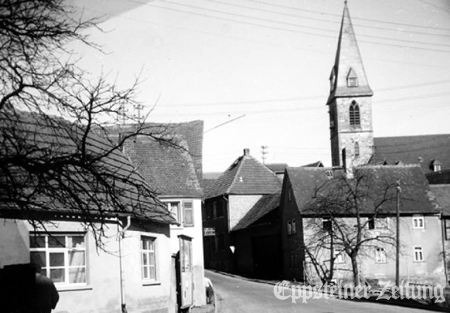 Das Foto zeigt die Bornstraße vor dem Alten Rathaus.
Repro: Heimatmuseum Bremthal