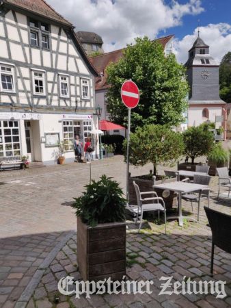 Noch stehen die Einbahnstraßenschilder provisorisch am Straßenrand.Foto: bpa