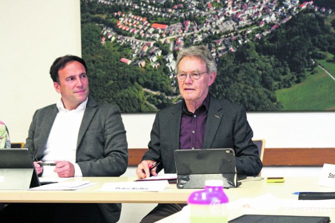 Eppsteins neuer Ortsvorsteher Peter Keller übernimmt die sitzungsleitung, Bürgermeister alexander Simon schaut zu.
Foto: Beate Schuchard-Palmert