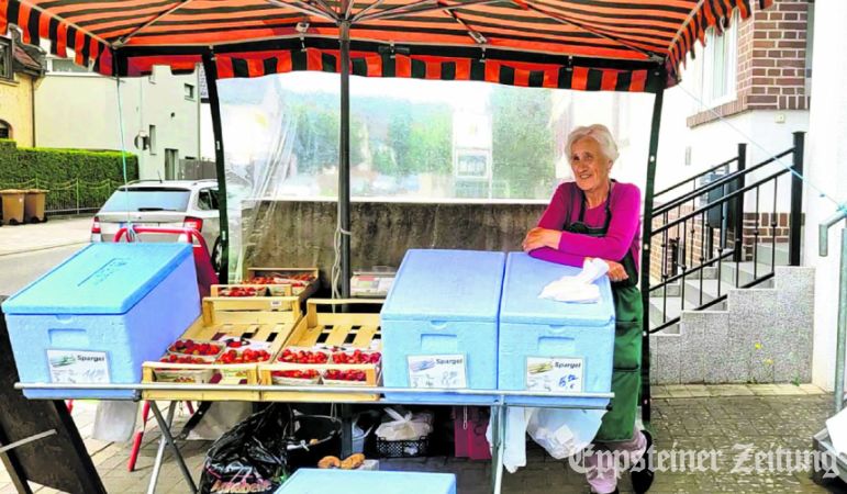 Marija Sesvecan verkauft seit über 25 Jahren Spargel in Vockenhausen.Foto: privat