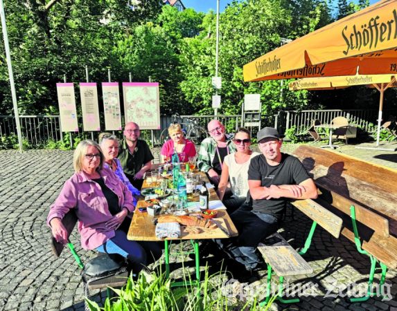 Gewerbe-Stammtisch (v.l.): Bianca Tatzelt für Edeka Baßler, Diana Schmidt-Theiss von schoenesundmehr, Joschka Mader (Wunderbar), Simone Müller (Blumen-Studio Vockenhausen), Markus Meiners (Spectacool Hair) Saskia Büchs und Florian Orth von der Wunderbar.. Foto: Sabrina Reulecke
