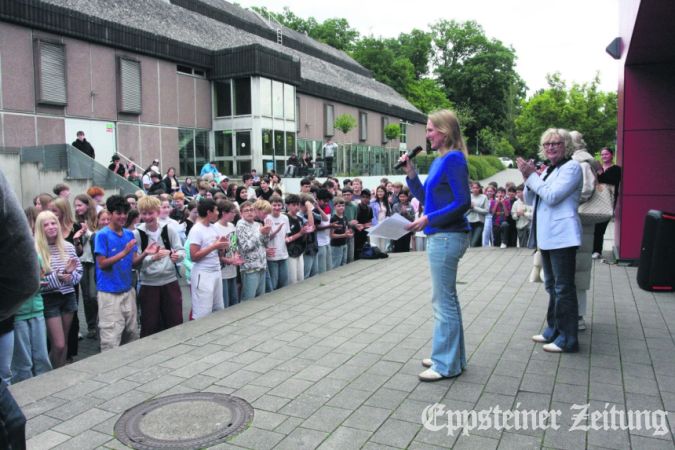 Großes Publikum für die Sieger der Bildschirm-Challenge: Auf dem Schulhof begrüßt Maja Sommer (Mitte) die teilnehmenden Klassen und Sabine Bergold von der Bürgerstiftung (re.). Foto: bpa