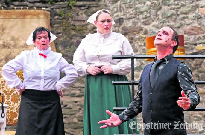 Die Eppsteiner Burgschauspieler in einer Szene ihres Stücks „Arsen und Spitzenhäubchen“ 2025. Foto: Ralph Bachmann.