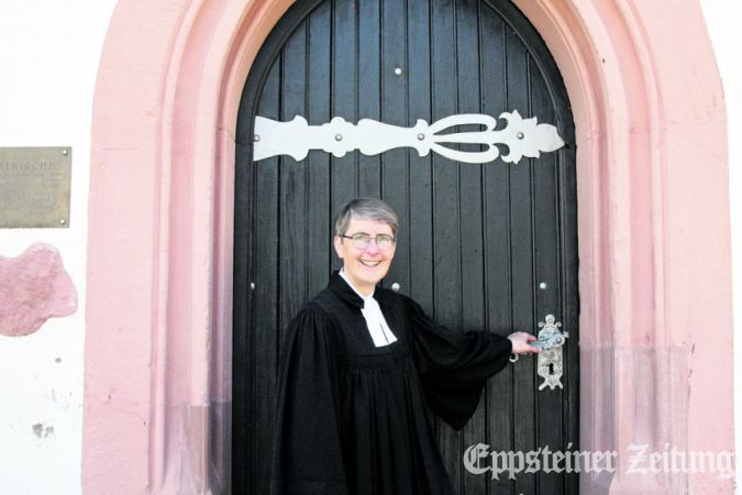 Heike Schuffenhauer im Talar vor der Talkirche – am Samstag, 27. Juni, wird die Pfarrerin dort verabschiedet.Foto: Julia Palmert