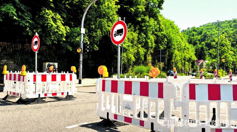 Auf Höhe der Bahnhofzufahrt versperen Warnbarken Lkw die Zufahrt in die westliche Burgstraße.Foto: Stadt Eppstein