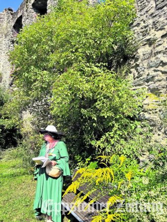 Sonja von Saldern erzählt von Honigmachern auf der Burg.
Foto: Burgmuseum