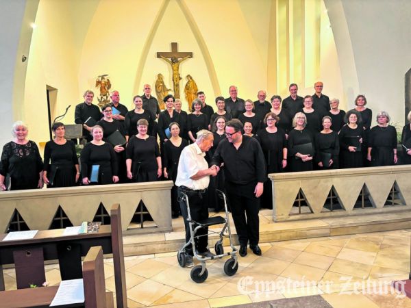 Professor Alois Ickstadt bedankte sich bei Chorleiter Paul Leonard Schäffer für den musikalischen Abstecher des Figuralchors nach Niederjosbach.Foto: Roland Palmert