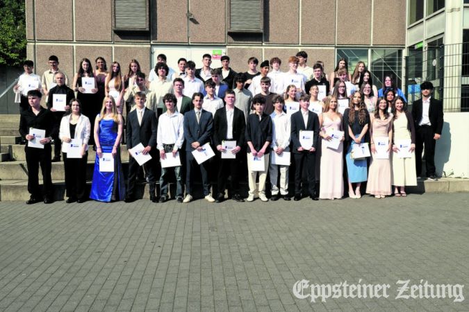 Mit dem Abschlusszeugnis in der Hand stellten sich Real- und Hauptschulabgänger zum letzten Foto an ihrer alten Schule auf. Foto: Beate Schuchard-Palmert
