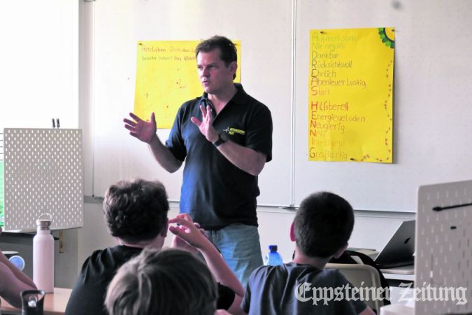 Andreas Hennig erklärt den Jungen und Mädchen seine Arbeit als Rettungshubschrauberpilot.Foto: Beate Schuchard-Palmert