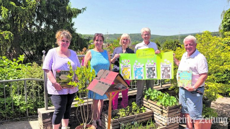 Julia Kistenmacher und Sandra Erkrath (Kita Löwenzahn), Erste Stadträtin Andrea Sehr sowie die Lions Rainer Hartje und Joachim Haas (v.l.) im Kita-Garten. Foto: Stadt Eppstein