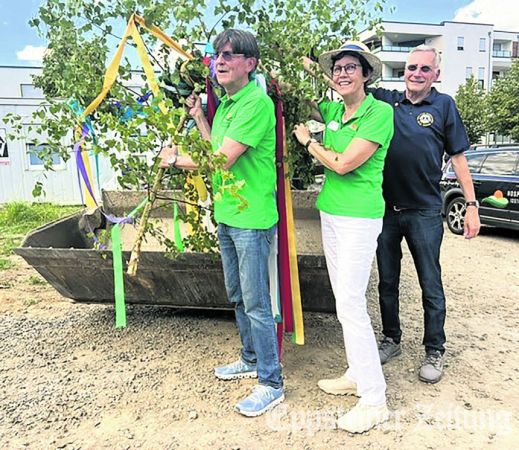 Harald Pabst und Doris Ahlers von der Hospizstiftung Idsteiner Land, rechts Christoph Pellengahr vom Lions Club Eppstein mit dem Richtbaum. Foto: privat