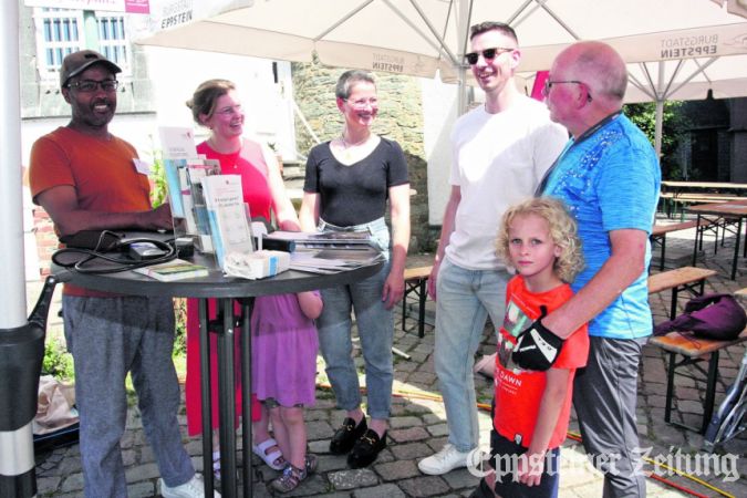 Solarberatung mit Amine Aimut (l.) auf dem Wochenmarkt.
Foto: Beate Schuchard-Palmert
